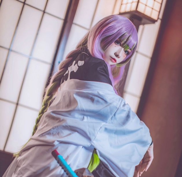 Coser衣衣cosplay鬼灭之刃甘露寺蜜璃恋柱，简直让人惊叹不已！